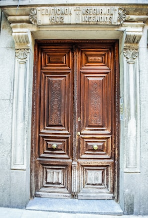Exterior detail - Hotel Maruja in Cascorro. Madrid-Centro! 2 Bedrooms & private bathroom. A/C. Wi-Fi (Madrid)