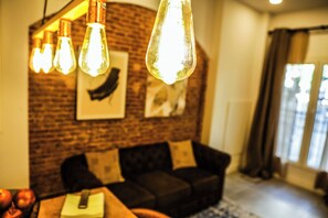 Smart TV - Hotel Maruja in Cascorro. Madrid-Centro! 2 Bedrooms & private bathroom. A/C. Wi-Fi (Madrid)