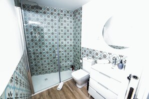 Haartrockner, Handtücher, Seife, Toilettenpapier