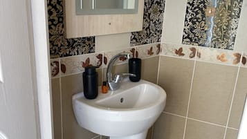 Tomannsrom – comfort, sjøutsikt | Bad | Hårføner, håndklær, såpe og sjampo