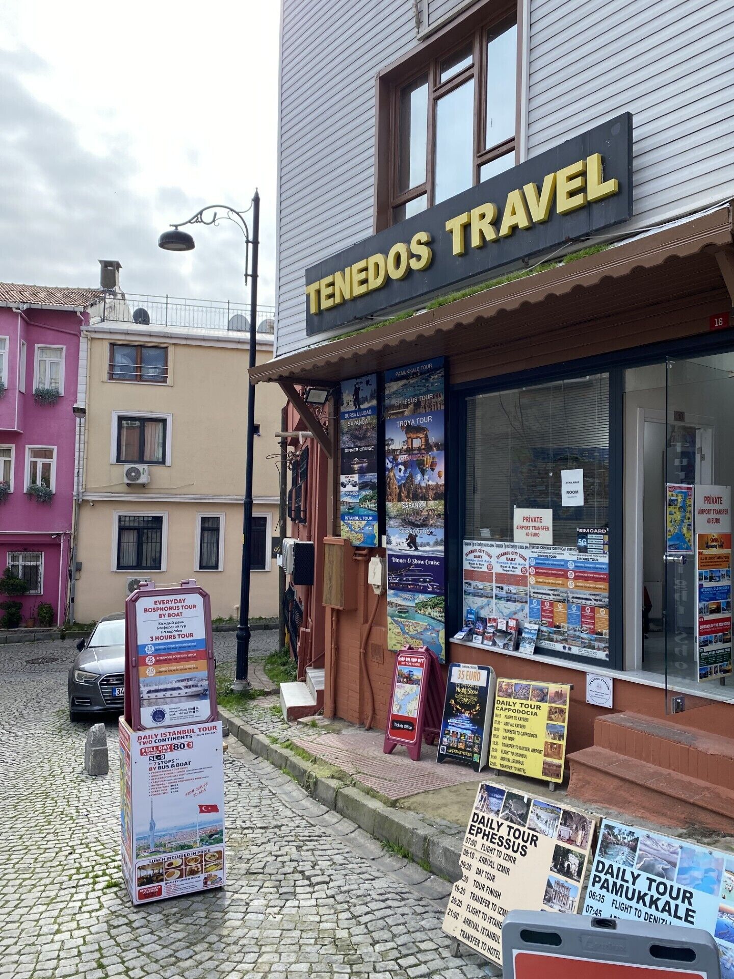 Laptop workspace, free WiFi