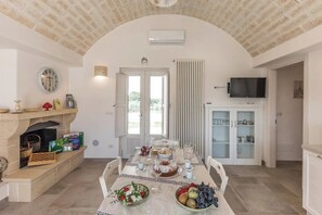 Dining - Villa Sud-Est between Ostuni and Cisternino, with private pool (Ostuni)