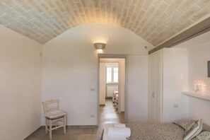 3 bedrooms, in-room safe, iron/ironing board, travel crib - Villa Sud-Est between Ostuni and Cisternino, with private pool (Ostuni)