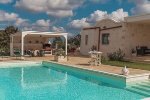 Outdoor pool - Villa Sud-Est between Ostuni and Cisternino, with private pool (Ostuni)