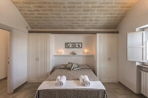 Tabla de planchar con plancha, internet y ropa de cama 