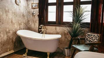 Classic Studio, City View | Bathroom