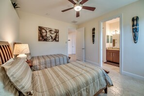 Tabla de planchar con plancha, wifi, ropa de cama