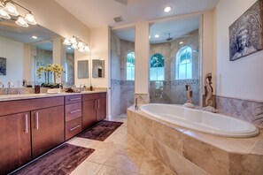 Shower, hair dryer, towels, toilet paper - Intervillas Florida - Villa Beachwalk (Cape Coral)
