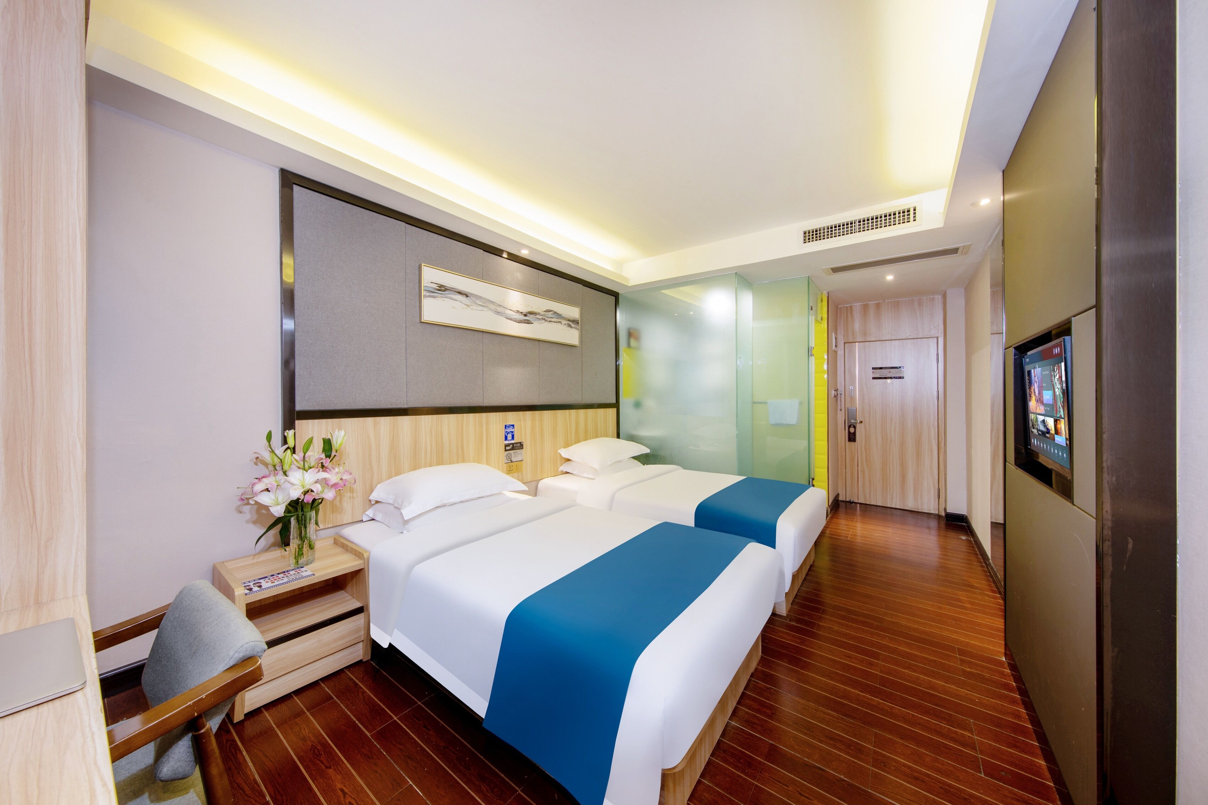 Habitación superior con 2 camas individuales, vista a la ciudad | Espacio para trabajar con laptop y wifi gratis 