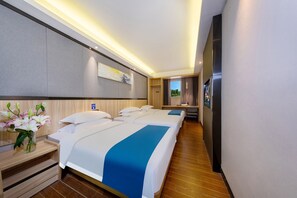 Espacio para trabajar con laptop y wifi gratis 