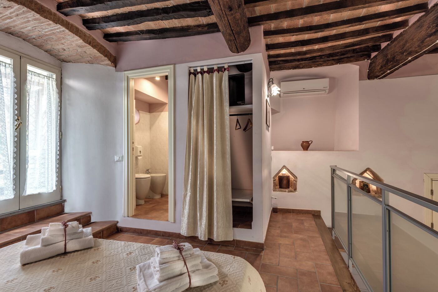 2 عدّة غرف نوم وواي فاي وملاءات أسرّة