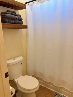 Hårtørrer, håndklæder, Sæbe, Toiletpapir