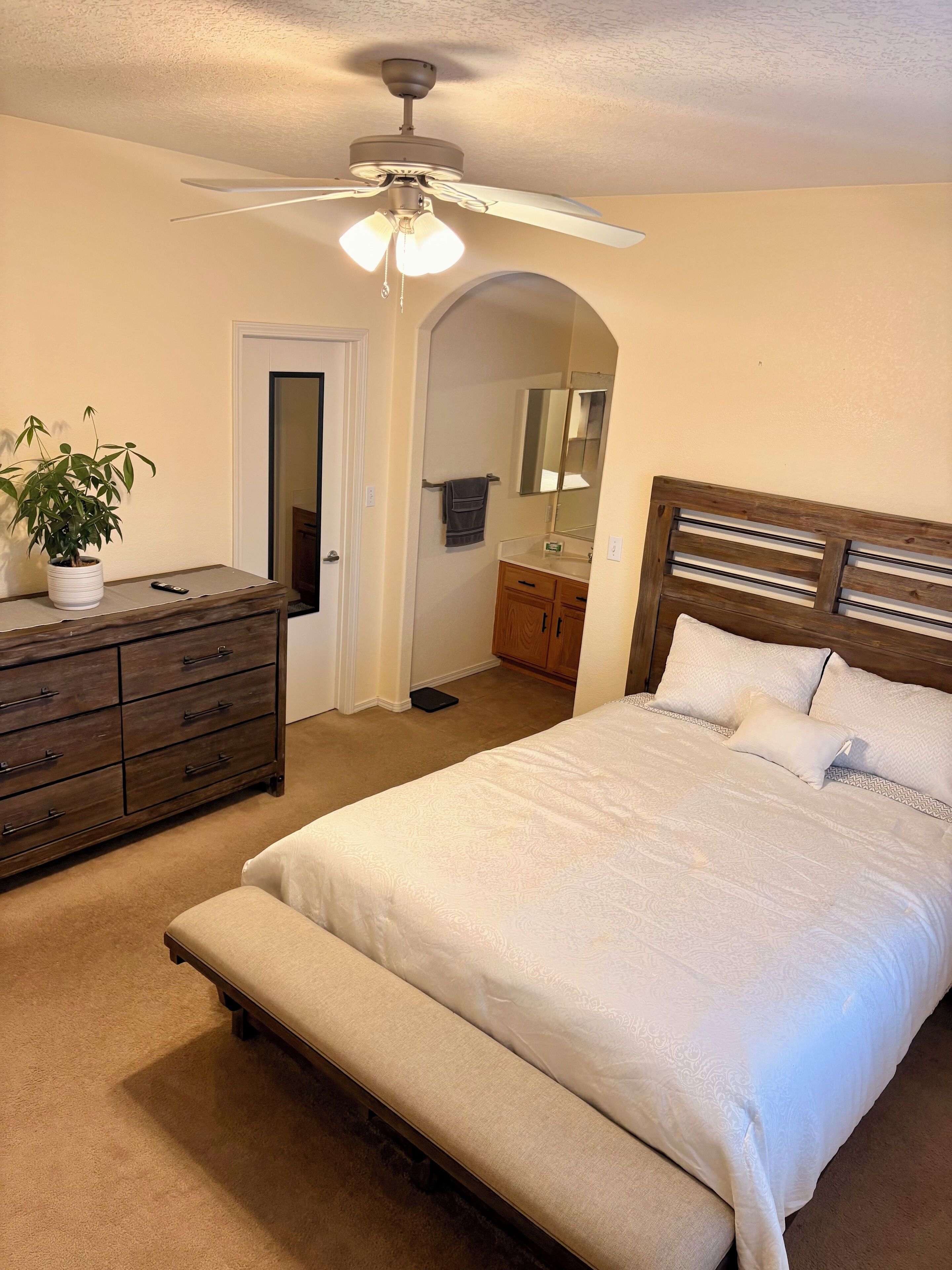 Iron/ironing board, WiFi, bed sheets