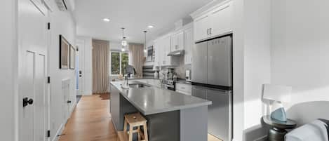 雪櫃、微波爐、焗爐、爐具