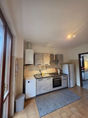 Microwave, oven, coffee/tea maker - Easy Albese Comfort Apartment (Albese con Cassano)