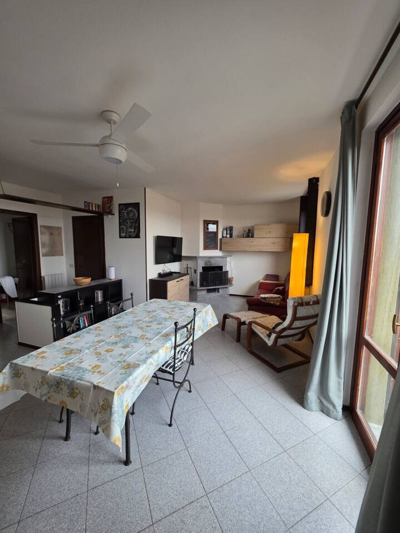 Ein kompakter Wohnbereich mit Essplatz, Küchenzeile und einer kleinen Sitzecke mit Sofa und Sesseln.