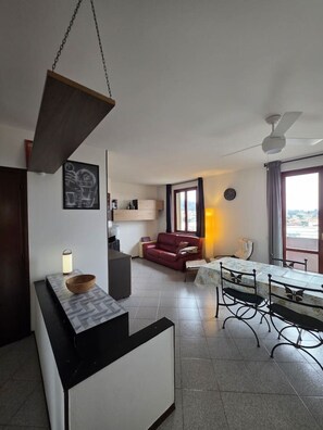 TV, fireplace - Easy Albese Comfort Apartment (Albese con Cassano)