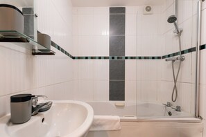 Bathroom - Contractor-Friendly Southampton Flat Near Hospital (Southampton)