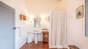 A bathroom with a sink, mirror, and shower curtain. - Tenuta della Selva - Castellaccio 7 (Monteroni d'Arbia)