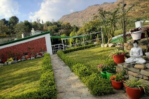 Property grounds - Aesquire Homestay (Bhimtal)