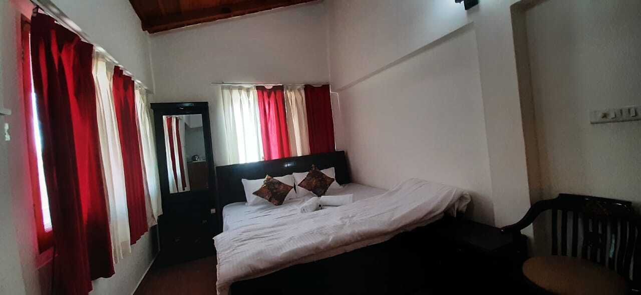 Deluxe Room, Hill View | Desk, free WiFi