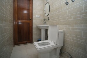 Habitació individual | Bany | Dutxa, articles de tocador gratuïts, tovalloles i sabó 