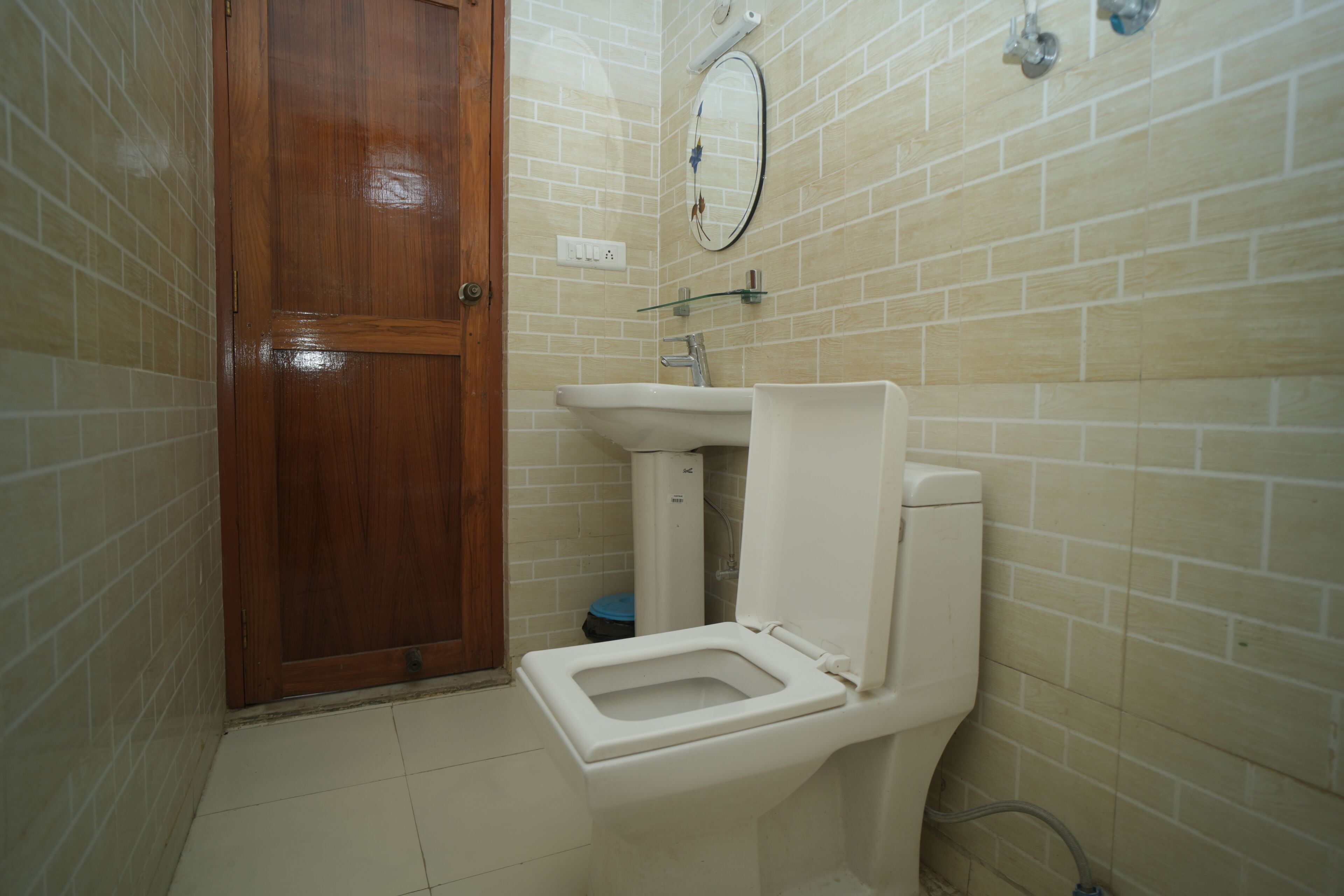 Single Room | Bathroom | Shower, free toiletries, towels, soap
