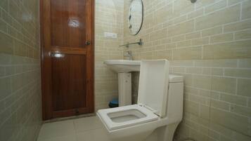 Single Room | Bathroom | Shower, free toiletries, towels, soap