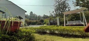 Property grounds - Aesquire Homestay (Bhimtal)