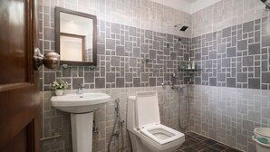 Ein Badezimmer mit Toilette, Waschbecken und Dusche.