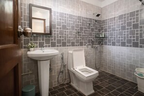 Deluxe Room, Hill View | Bathroom