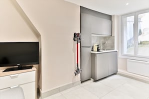 Een moderne keuken met een ingebouwde kookplaat, een spoelbak en een raam.
