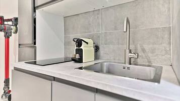 Cafetière/bouilloire, réfrigérateur, micro-ondes, bouilloire électrique
