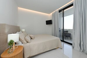 3 bedrooms, desk, iron/ironing board, travel cot - Executive 3-Bedroom Deluxe Stay (Heraklion)