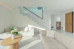 TV - Executive 3-Bedroom Deluxe Stay (Heraklion)