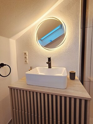 Bathroom - Vrbo Property (Plaidt)