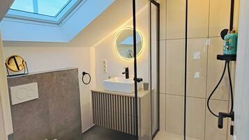 Haartrockner, Handtücher, Seife, Toilettenpapier
