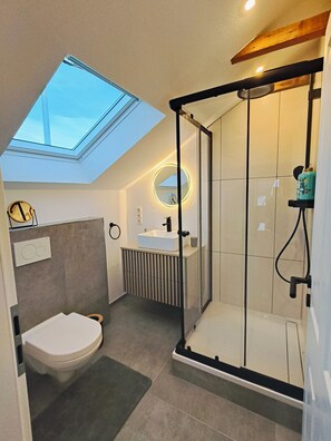 Hair dryer, towels, soap, toilet paper - Stylish loft-style apartment & air-conditioned (Plaidt)