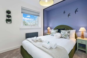 Iron/ironing board, travel cot, free WiFi, bed sheets - 2Bed House in Coatbridge | Sleeps 4 | Free Parking (North Lanarkshire)