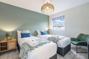 Iron/ironing board, travel cot, free WiFi, bed sheets - 2Bed House in Coatbridge | Sleeps 4 | Free Parking (North Lanarkshire)