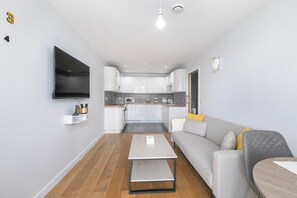 Living area - Apartment - Sleeps 3 - Royalvictoriastation 5mins (London)
