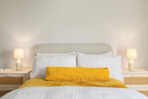 1 bedroom, free WiFi, bed sheets - Apartment - Sleeps 3 - Royalvictoriastation 5mins (London)