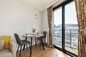Dining - Apartment - Sleeps 3 - Royalvictoriastation 5mins (London)