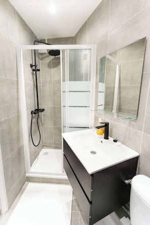 Douche, sèche-cheveux, shampoing