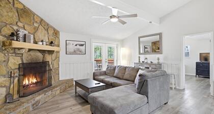 Coat of Many Views by Beyond Expectations: 3BR Retreat w/ Views & Hot Tub