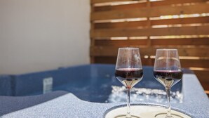 Dos copas de vino tinto en un baño de spa.