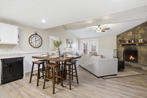 Working 9 to Pine by Beyond Expectations: Dog Friendly 3BR w/ Views & Game Room