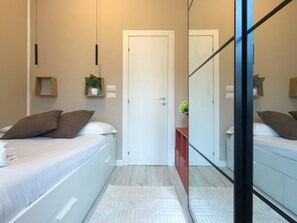 Tabla de planchar con plancha, wifi y ropa de cama 