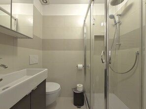 Shower, hair dryer, towels, shampoo - Le finestre di NoLo, city pad for two in Milan (Milano)