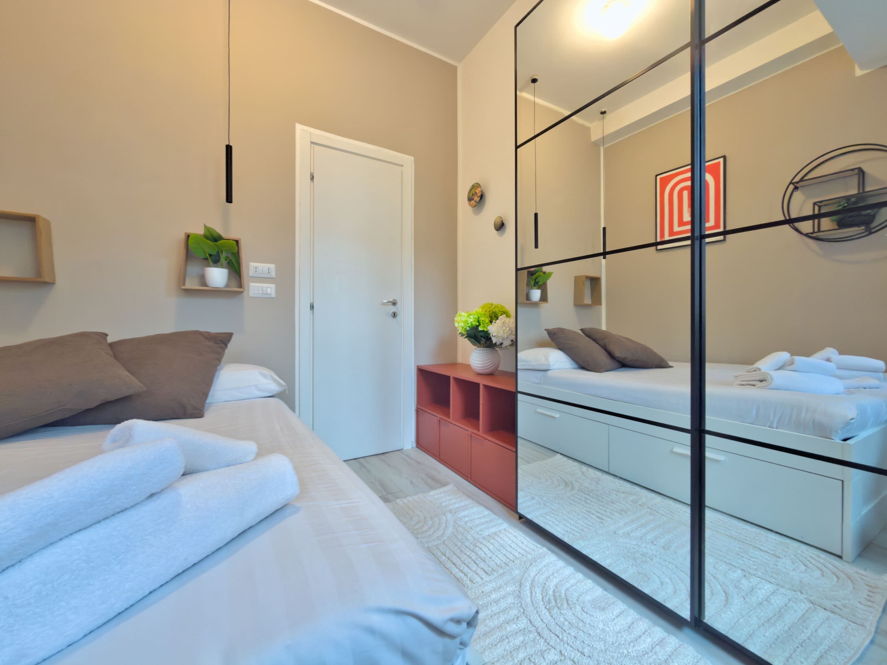 Tabla de planchar con plancha, wifi y ropa de cama 